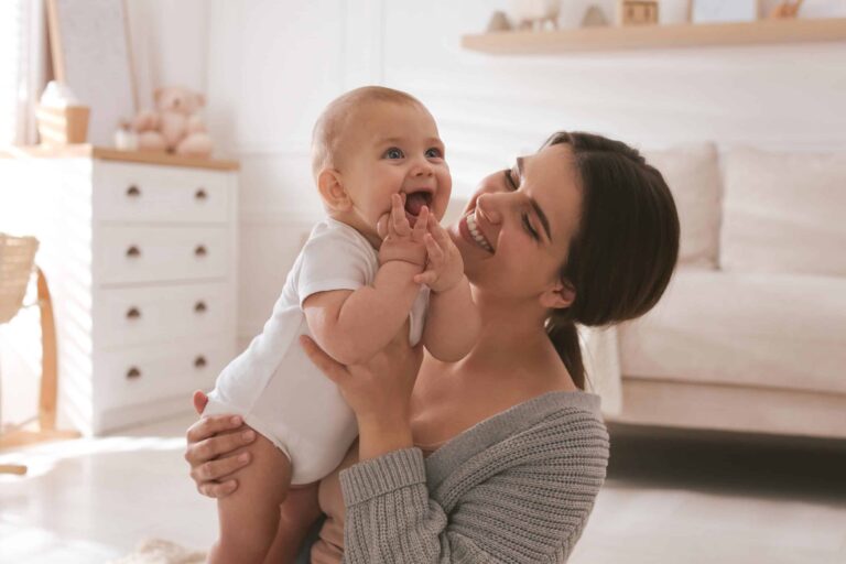 små barn og samværsrett - kvinne holder en baby