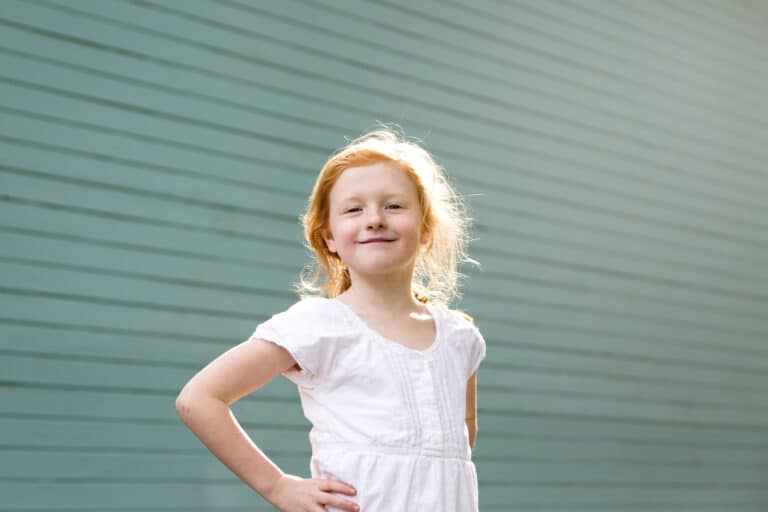 underholdsplikt - barn som smiler til kamera