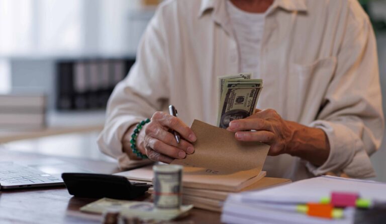 økonomi og rådgivning - kvinne teller penger