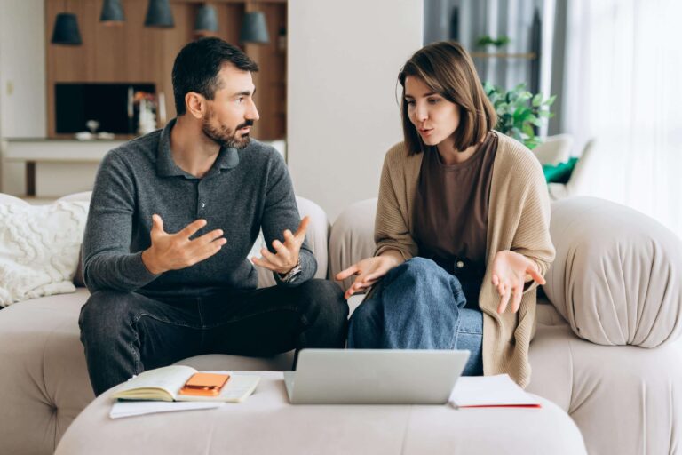 skilsmisse, separasjon - to mennesker som diskuterer