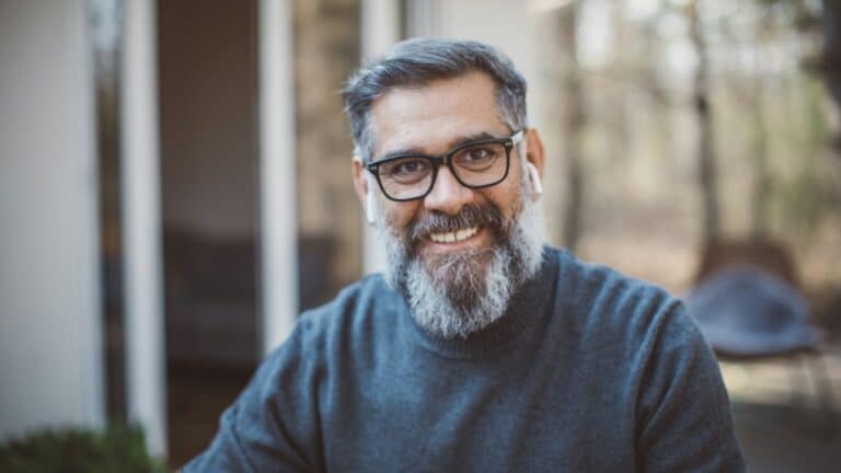 183 dagers regelen - mann ser i kamera