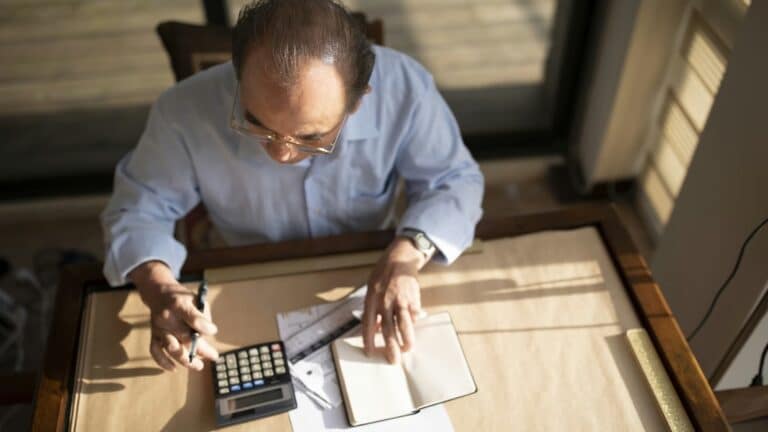 tvangsmulkt - mann regner på en kalkulator