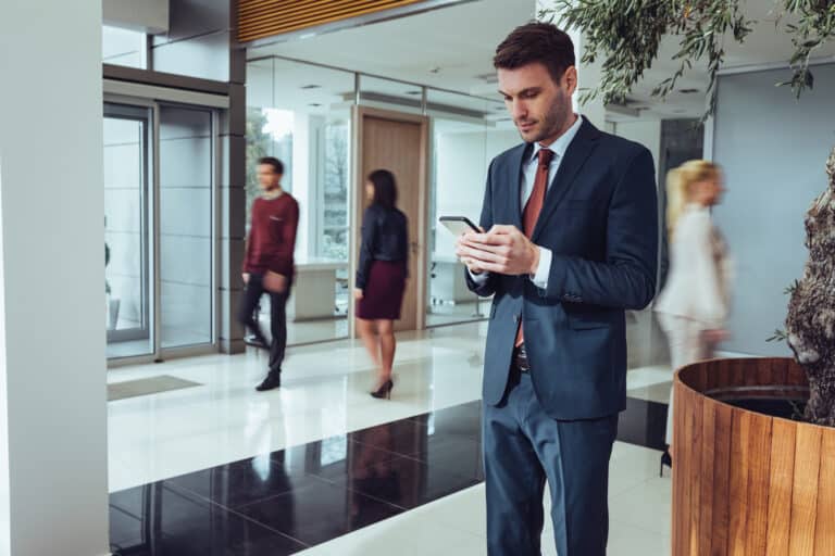 mva registrering / registrering merverdiavgift - mann trykker på telefonen