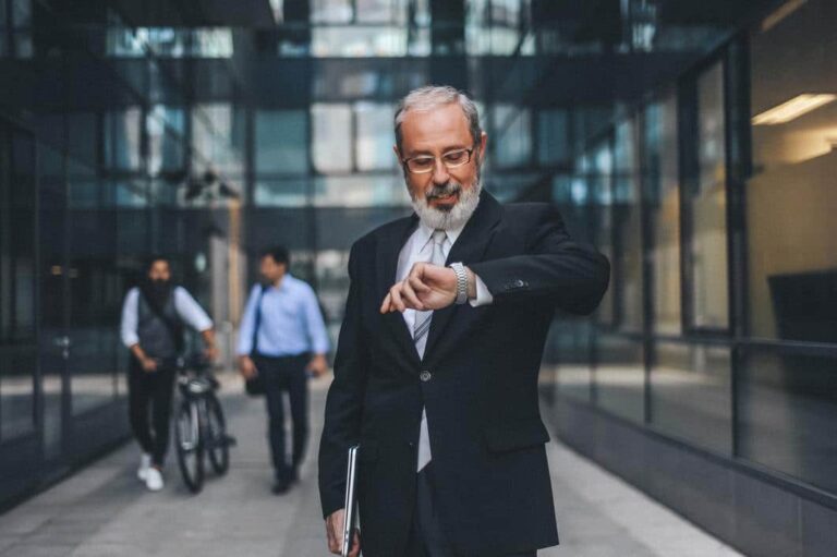 arveplanlegging - eldre mann ser på klokken og innser at tiden renner ut