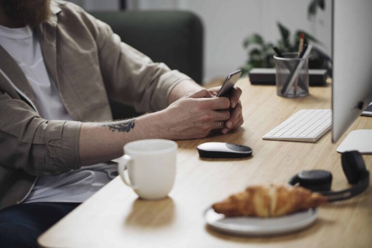 bindende forhåndsuttalelse BFU - mann som skrive på telefonen