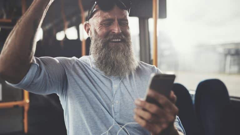 ettårsregelen - mann ser på telefonen og ler