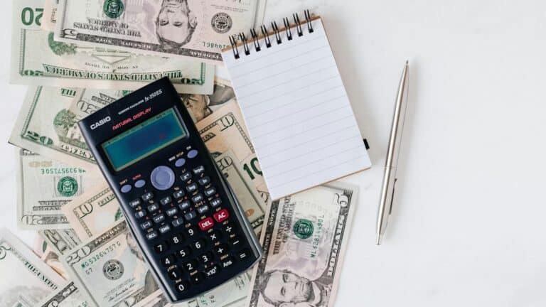 fatca - en kalkulator ligger på dollar