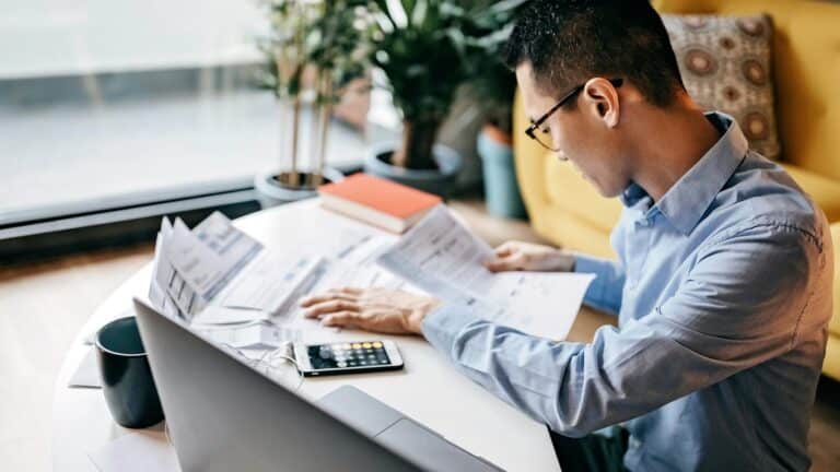 frivillig retting og skatteamnesti - mann jobber ved en pult