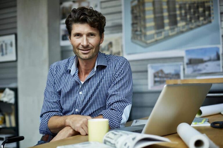 holdingsselskap skatt - mann ser i kamera i et kontorlandskap