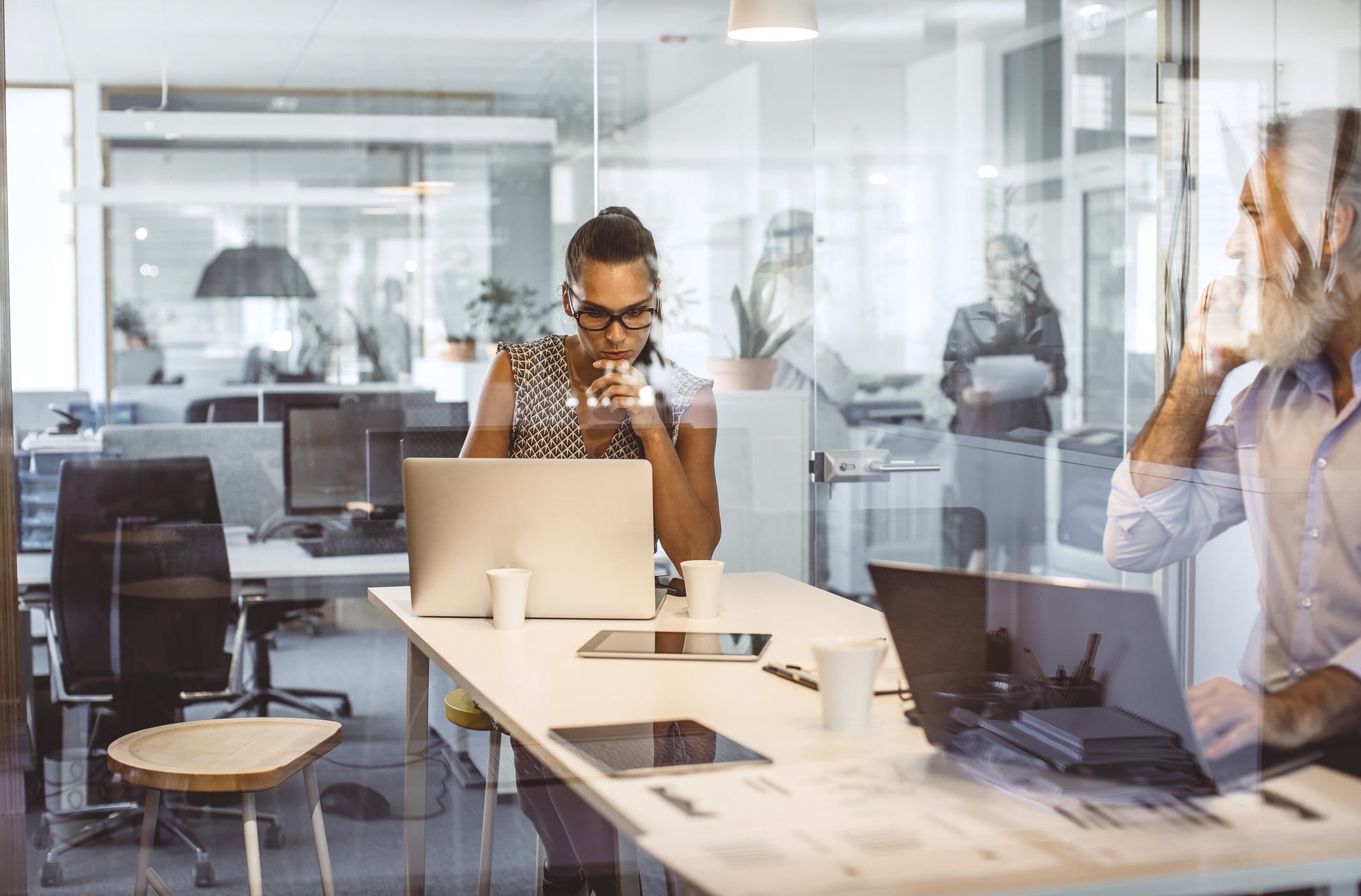 justeringsreglene mva - kvinne i et kontorlandskap