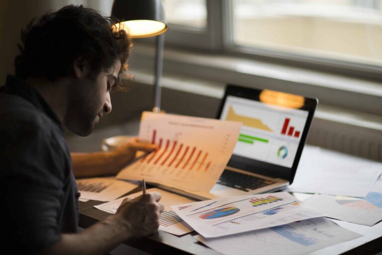 moms ved salg av varer og tjenester - mann som regner ut ting