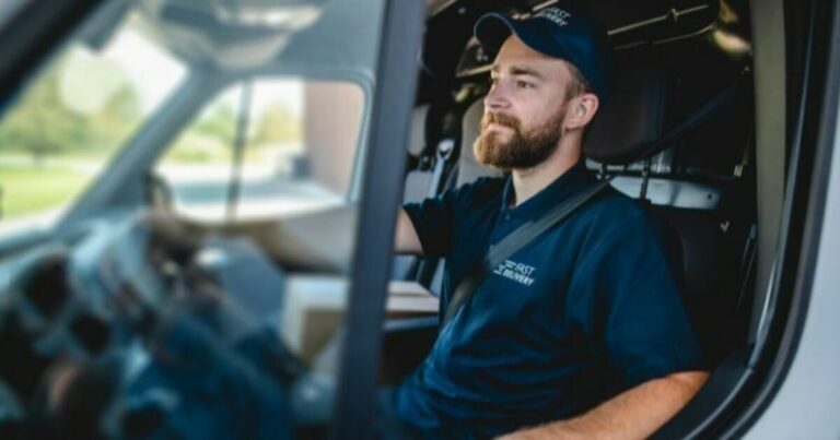 mva på parkering - mann sitter i en bil