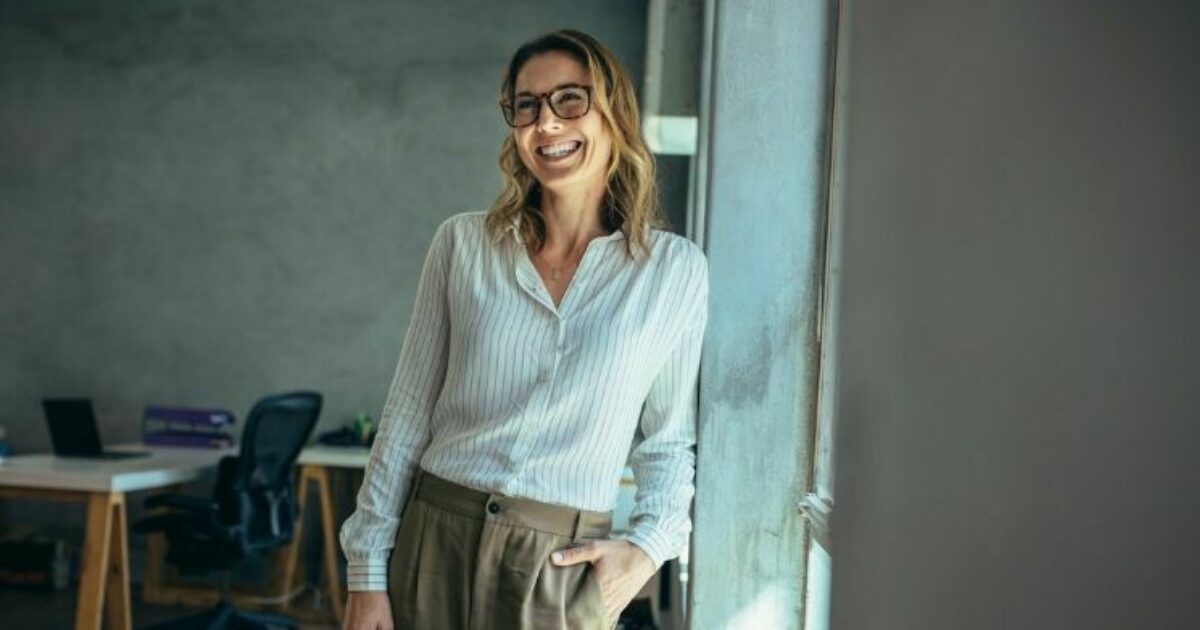 mva registrering - kvinne som står lent inntil en stokk