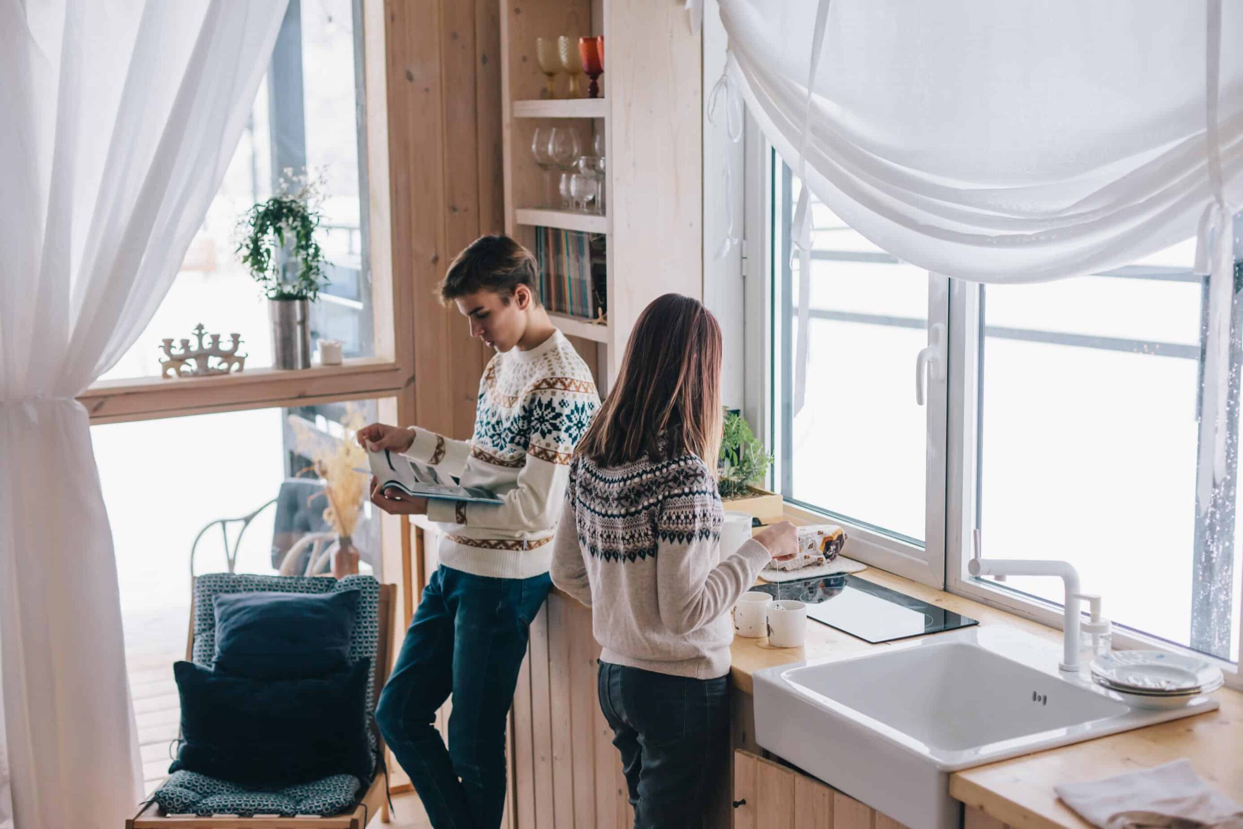 salg av gårdbruk - 2 personer på et kjøkken