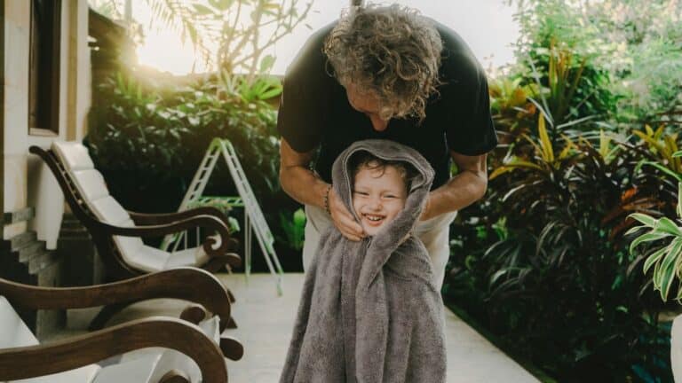 skatt på eiendom i utlandet - mann med sin sønn