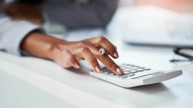 skatt på dødsbo - kvinne som trykker på en kalkis