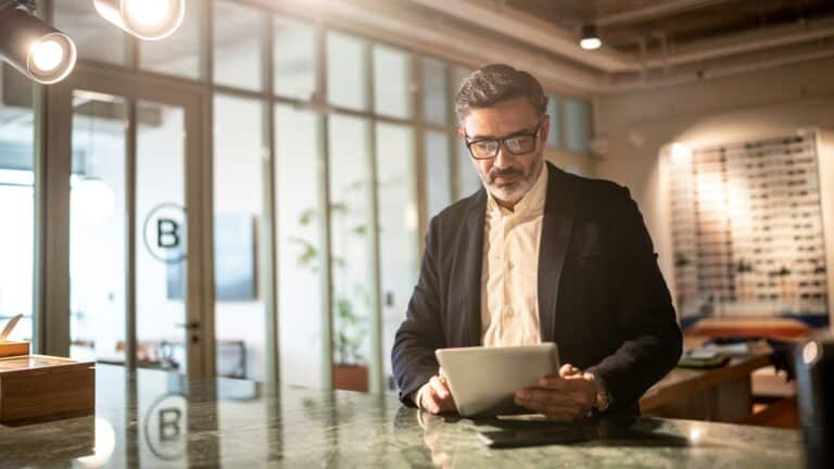 skatt på bolig og eiendom - mann ser på noe