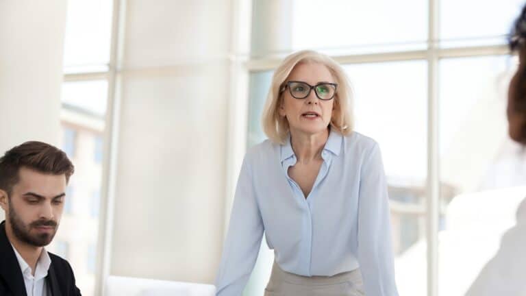 skatt selskap - kvinne snakker i et møte