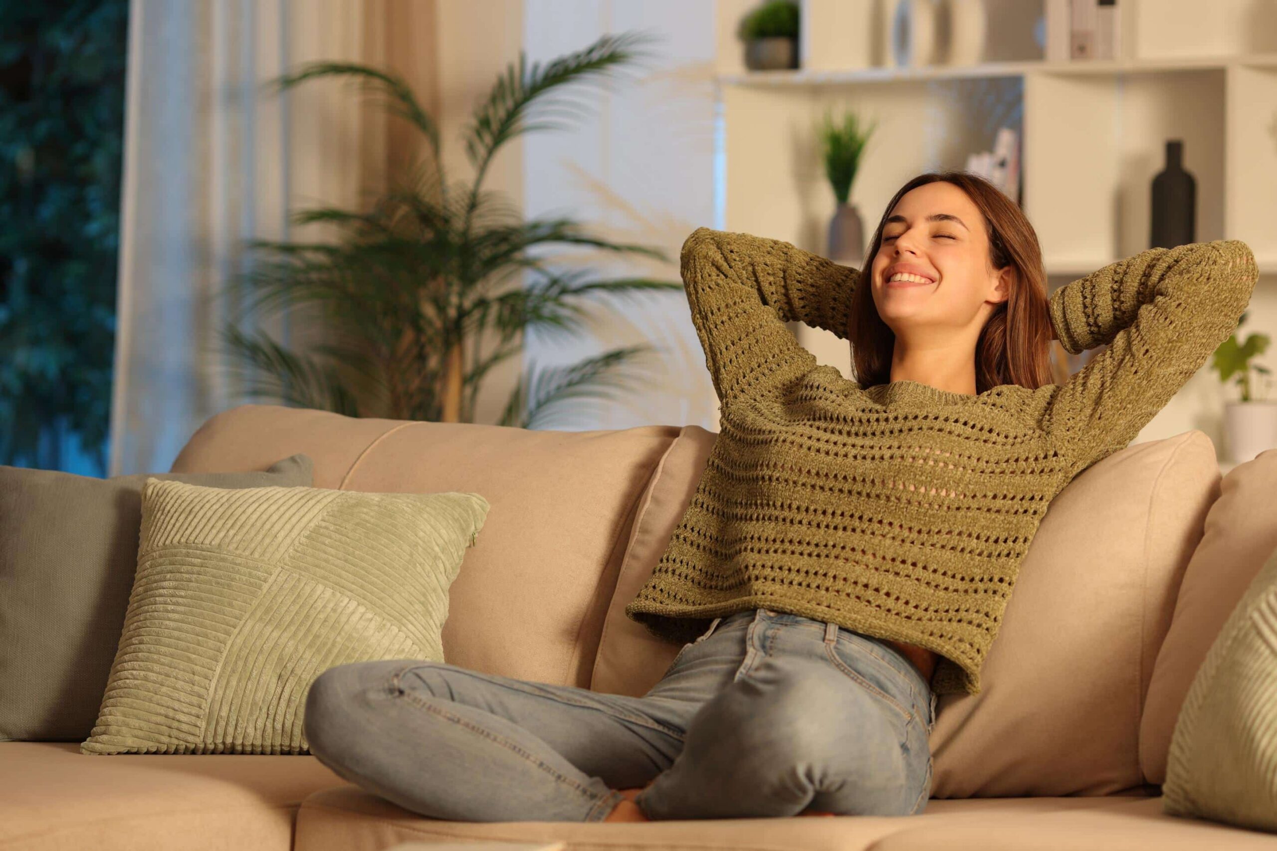 skatt utleie - kvinne sitter i sofaen