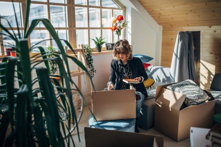 skatt utleie bolig - person som sitter i en leilighet