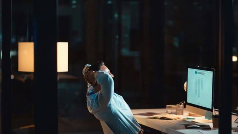 skattemelding, skatteoppgjør og klage - mann holder hendene bak hodet foran en pc