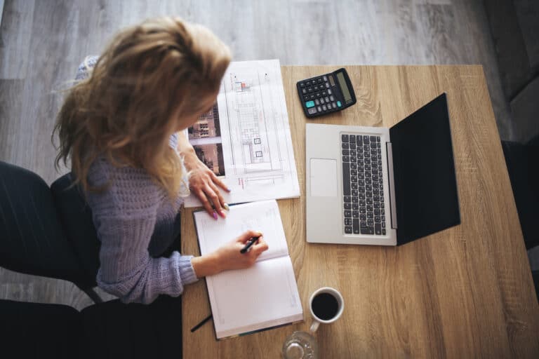 skattemessig bosted - kvinne som jobber på en pc