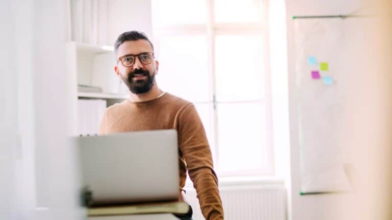 tilleggsskatt - mann som ser i kamera