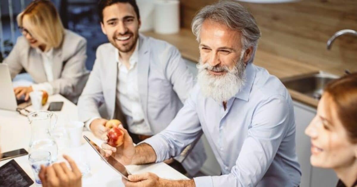 utleie av fast eiendom og mva - folk i et møte