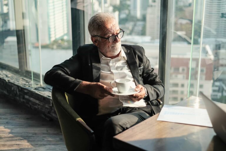 skatt på arv og gaver - eldre mann drikker kaffe