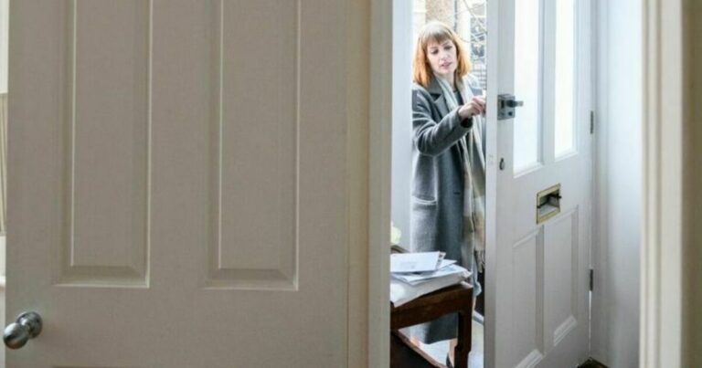 as-is, som den er - kvinne i en leilighet