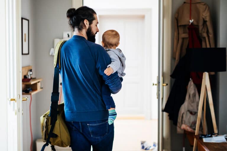 borettslag og eierseksjonssameier - mann bærer på et barn