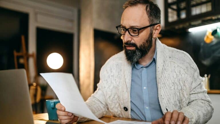 bra. bta og boa - mann leser et dokument