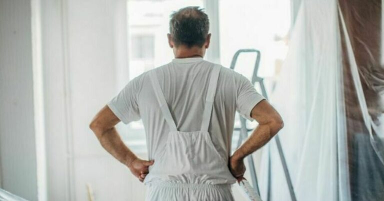 dugnadsplikt i sameier og borettslag - mann ser ut av vinduet