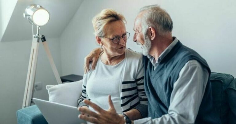 eiendomsadvokat boligadvokat, eldre par sitter og ser på hverandre