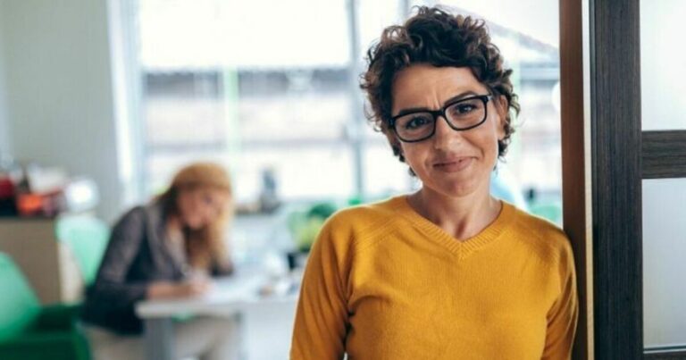 eiendomsmegling - kvinne som ser i kamera