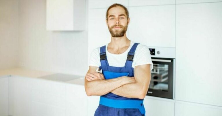 elektrisk anlegg - håndverker som står med armene i kryss