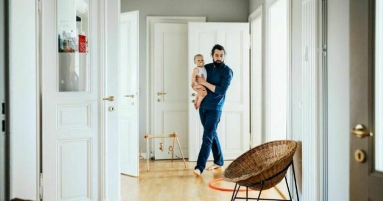 energimerking - mann i en leilighet med et barn