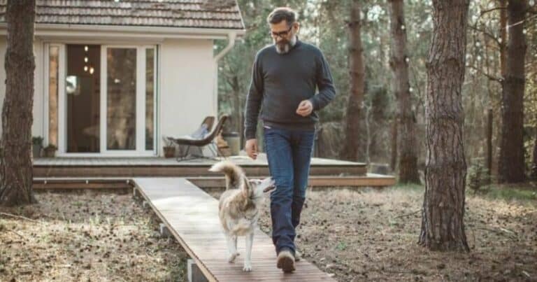 feil eller manglende ferdigattest - mann går fra huset sitt