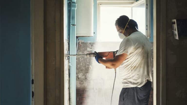 feil og mangler - mann borer i en vegg