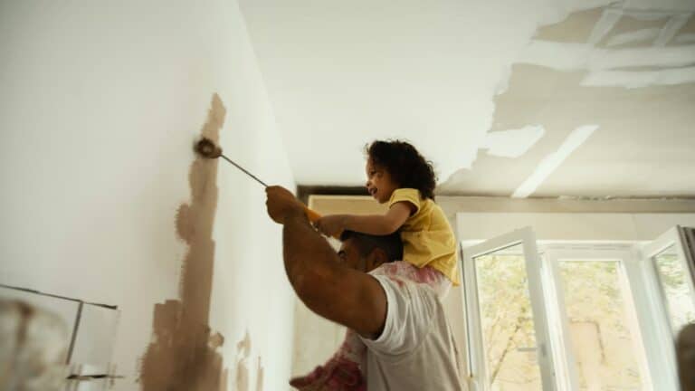 feil og mangler ved nybygg - mann maler en vegg