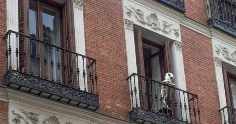 felleskostnader og salgspålegg - romvesen står i på en balkong