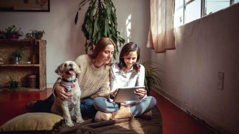 forbehold i bud - mor og datter ser på en tablet