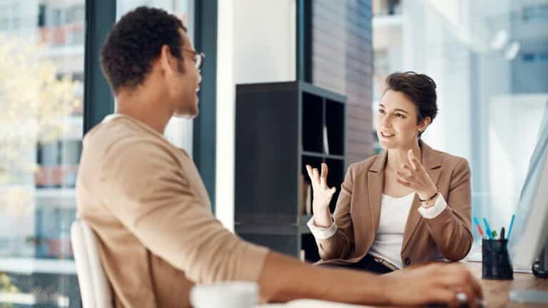 kompensasjon for forsinket arbeid - to mennesker diskuterer