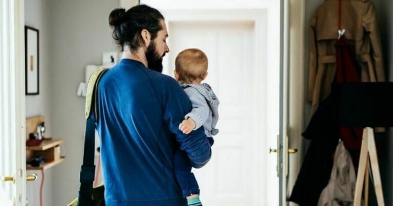 fradrag for standardheving - mann går mot døren med et barn i armene