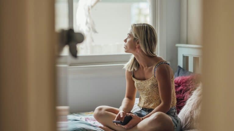 fremleie - kvinne sitter i senga