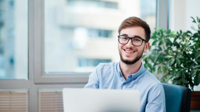 fremleie av næringseiendom - mann smiler til kamera