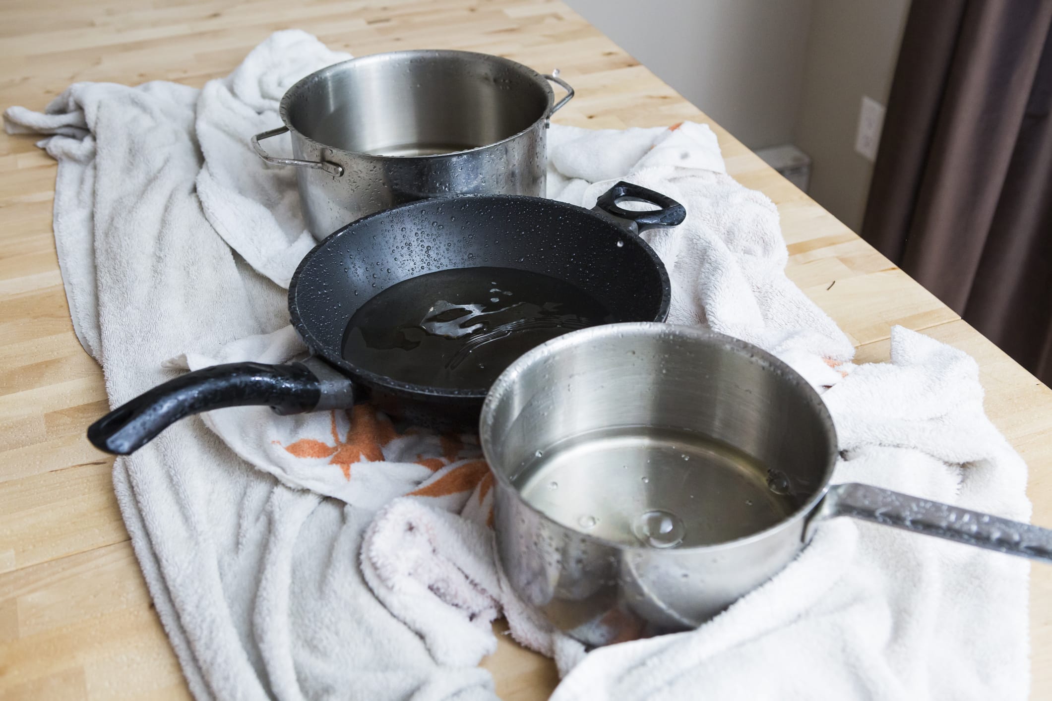 fukt, sopp og råte - kjeler som samler vann på gulvet