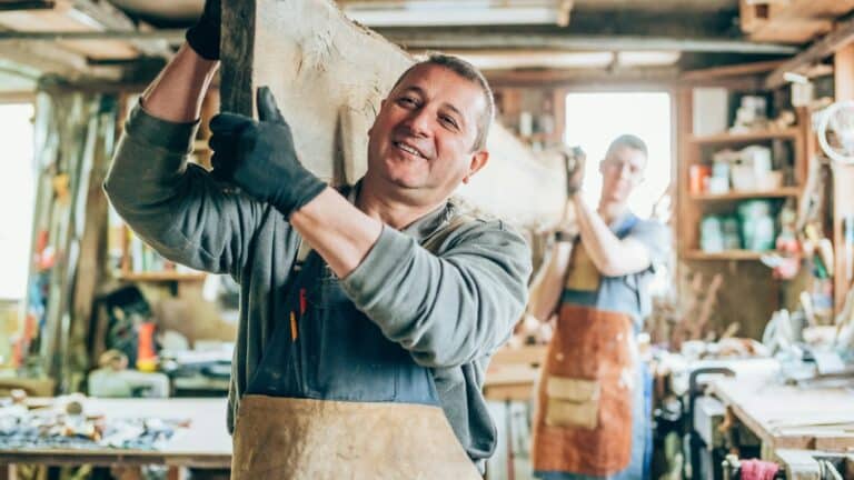 håndverkertjenesteloven - to menn bærer en bjelke