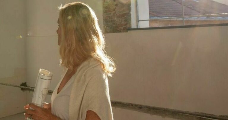 husleietvist - dame står i et rom