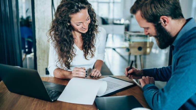 justering av husleie, regulering av husleie - to mennesker signerer en kontrakt